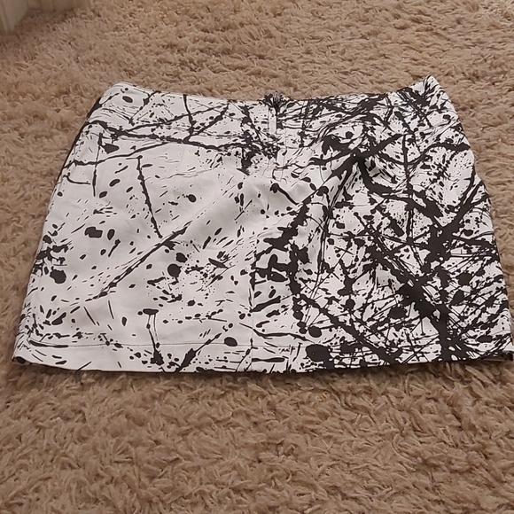 Mini skirt, black and white, urban behaviour - Picture 2 of 2